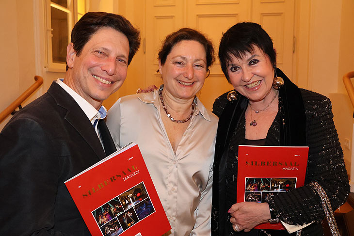 Prof. Dr. med Oliver Muensterer, Leiter der Kinderchirurgie Dr. von Haunersches Kinderspital mit Begleitung und Uschi Ackermann bei Sarah Laux am 26.02.2024 im Silbersaal des Deutschen Theater (©Foto: Martin Schmitz)